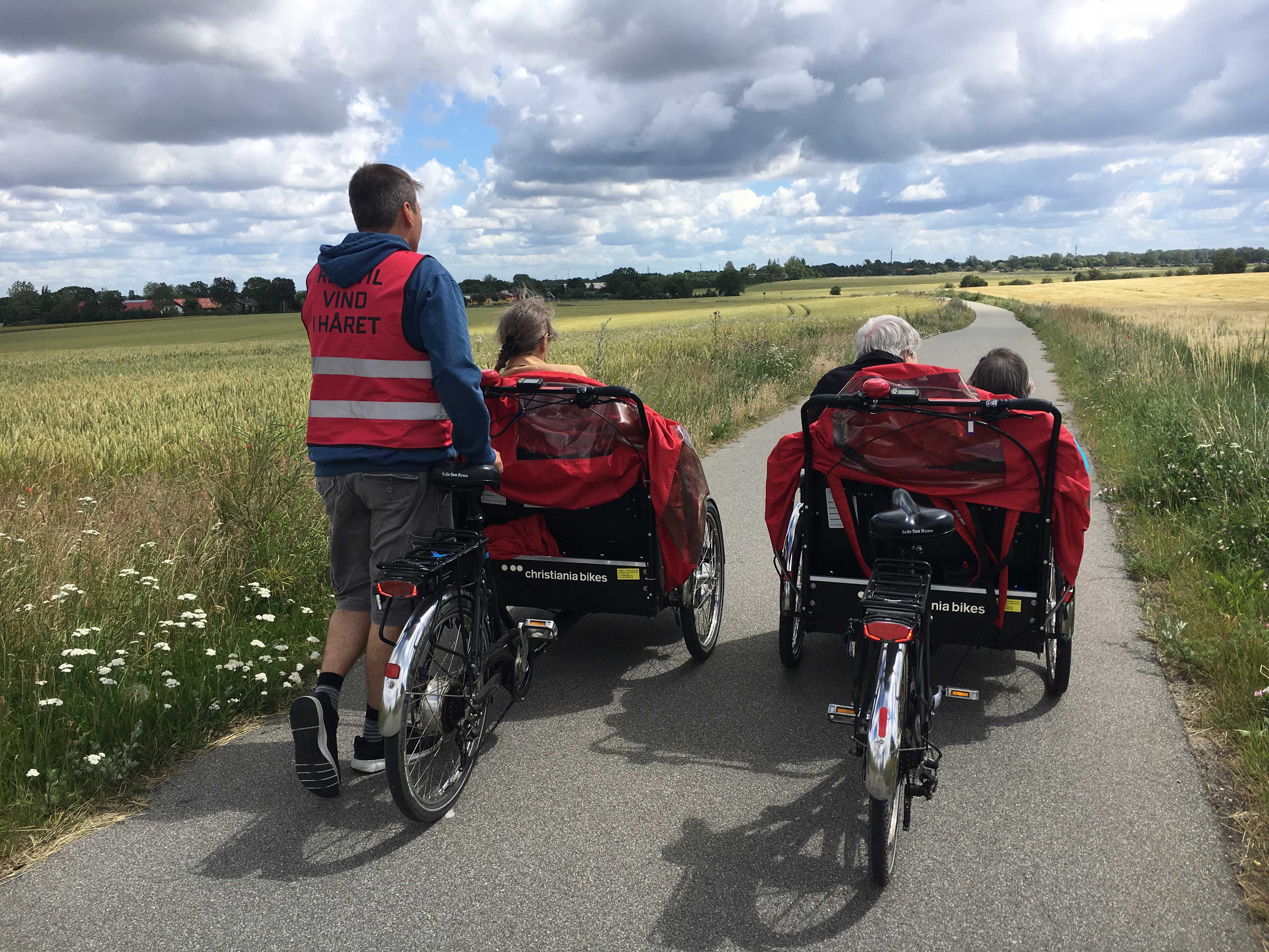 Et plejecenter har beboere med ude og cykle på rickshaw cykler.