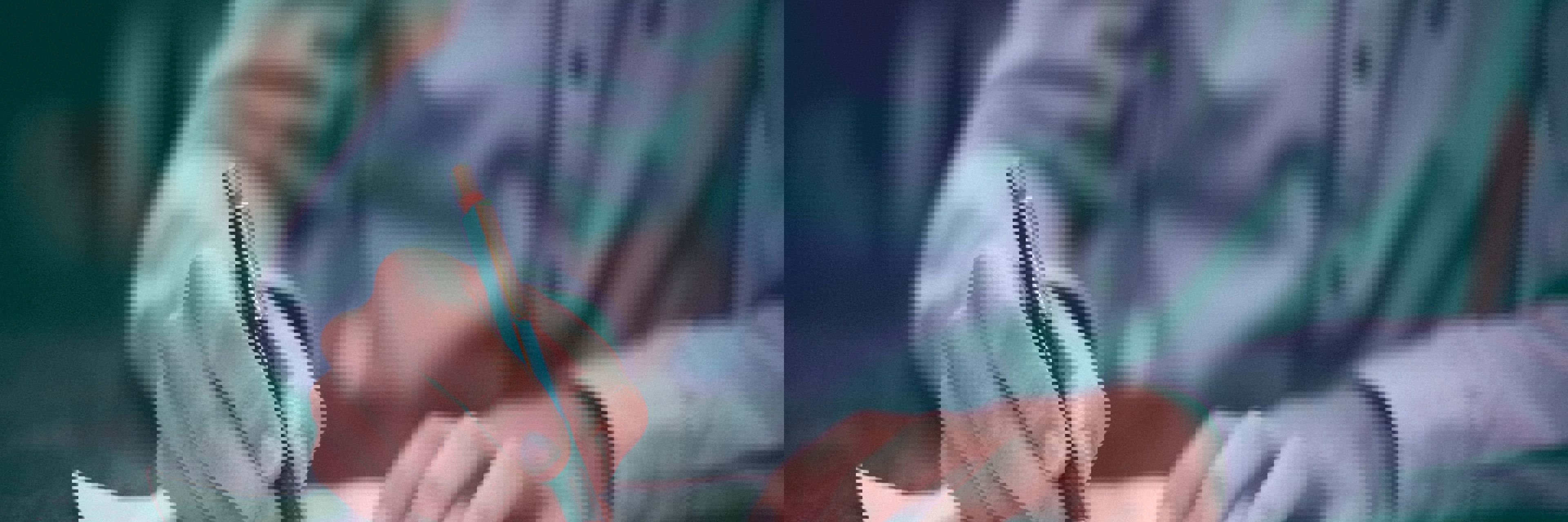 Person underskriver dokument med en kuglepen.