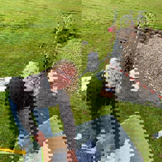 Én af de frivillige vild-havementorer i gang med at arbejde på sommerfuglespiralen