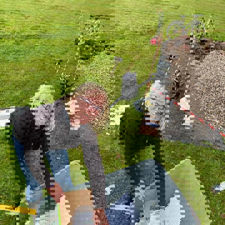 Én af de frivillige vild-havementorer i gang med at arbejde på sommerfuglespiralen