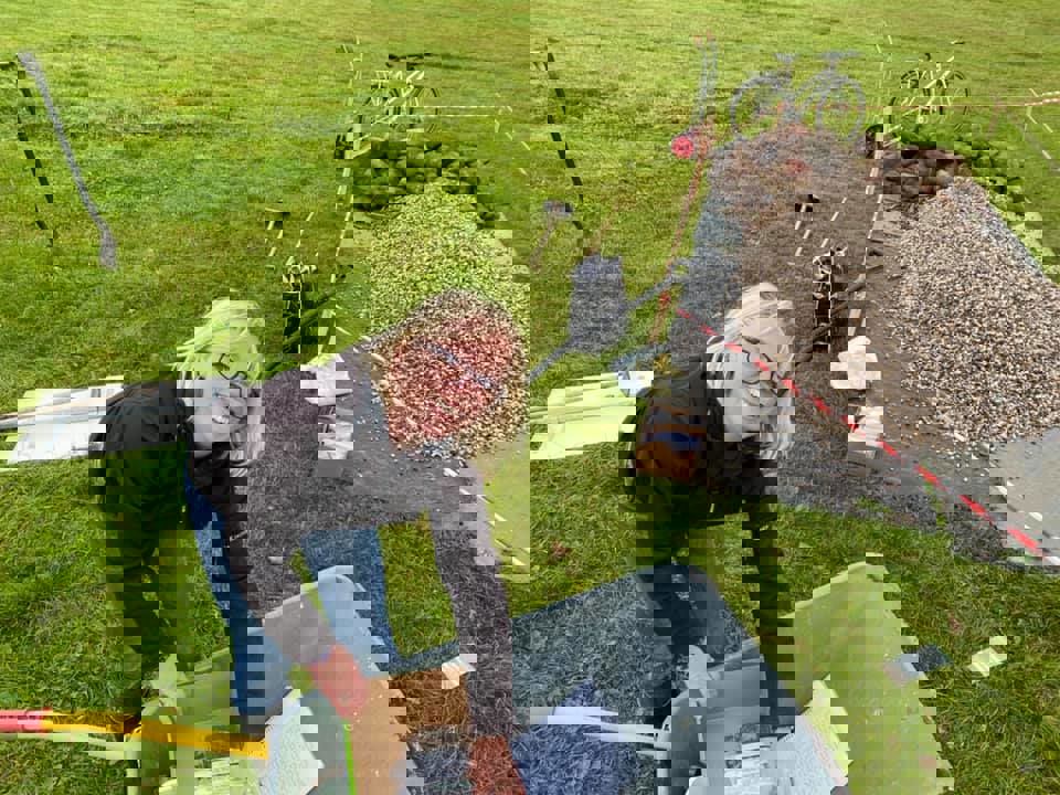 Én af de frivillige vild-havementorer i gang med at arbejde på sommerfuglespiralen