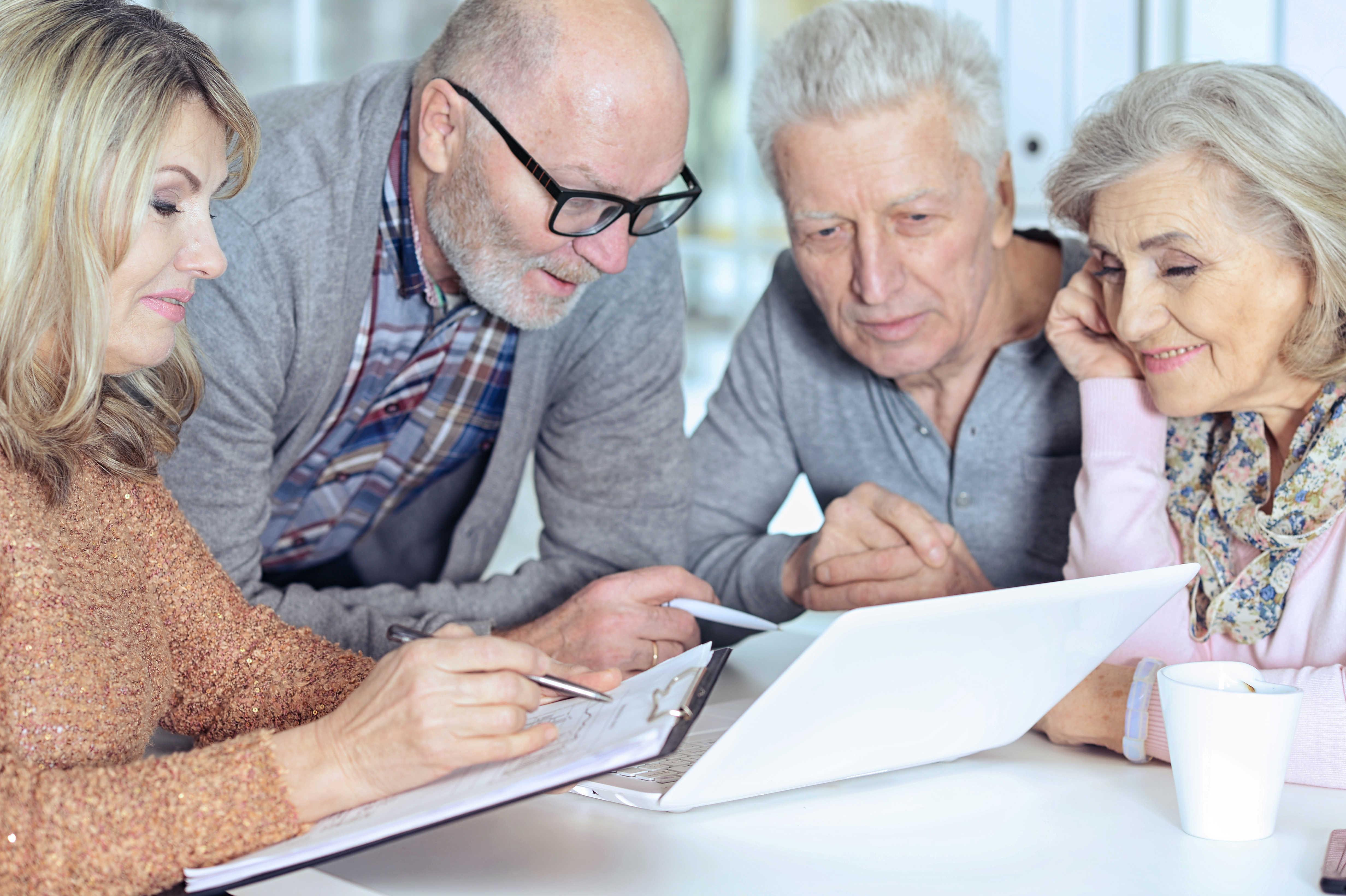 Gruppe af ældre mennesker