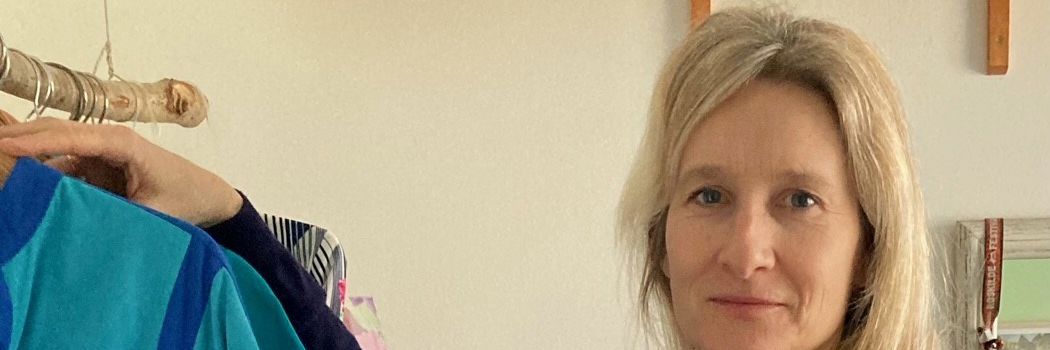 Kristina Petersen viser sin genbrugsgarderobe