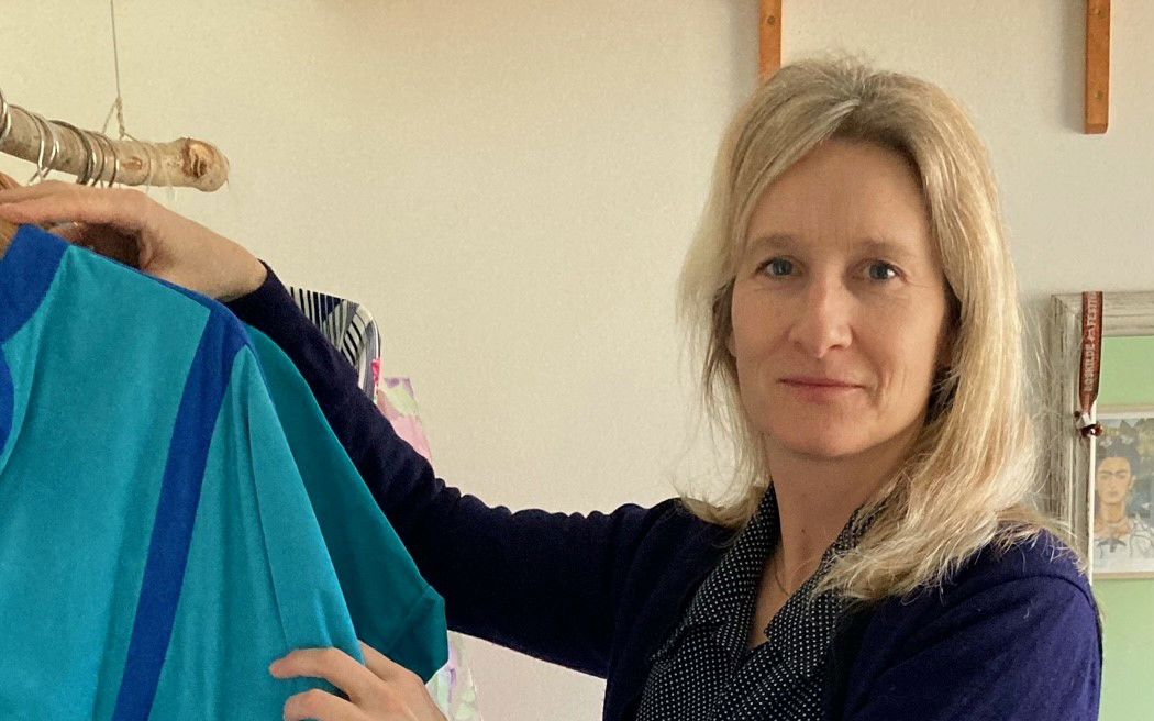 Kristina Petersen viser sin genbrugsgarderobe