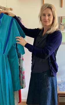 Kristina Petersen viser sin genbrugsgarderobe