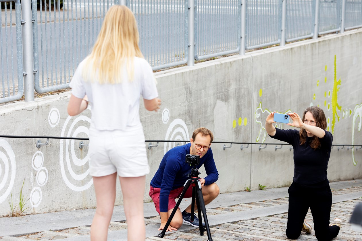 Kunstnerne Mathias Madsen Munch og Tea Bendix er i gang med at filme til Twisted Tunnel Tour