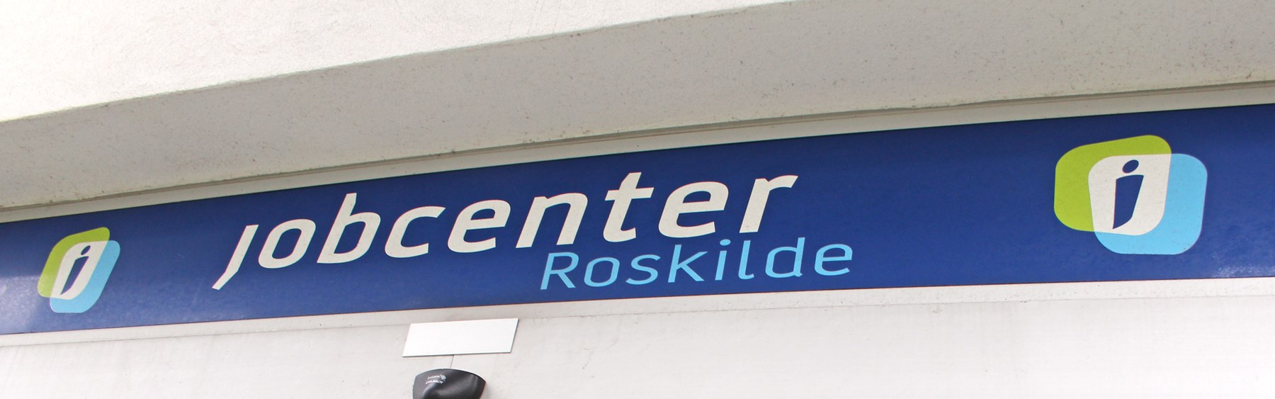 Jobcenter Roskildes indgangsparti. Skilt med teksten "Jobcenter Roskilde" hænger i midten af billedet.