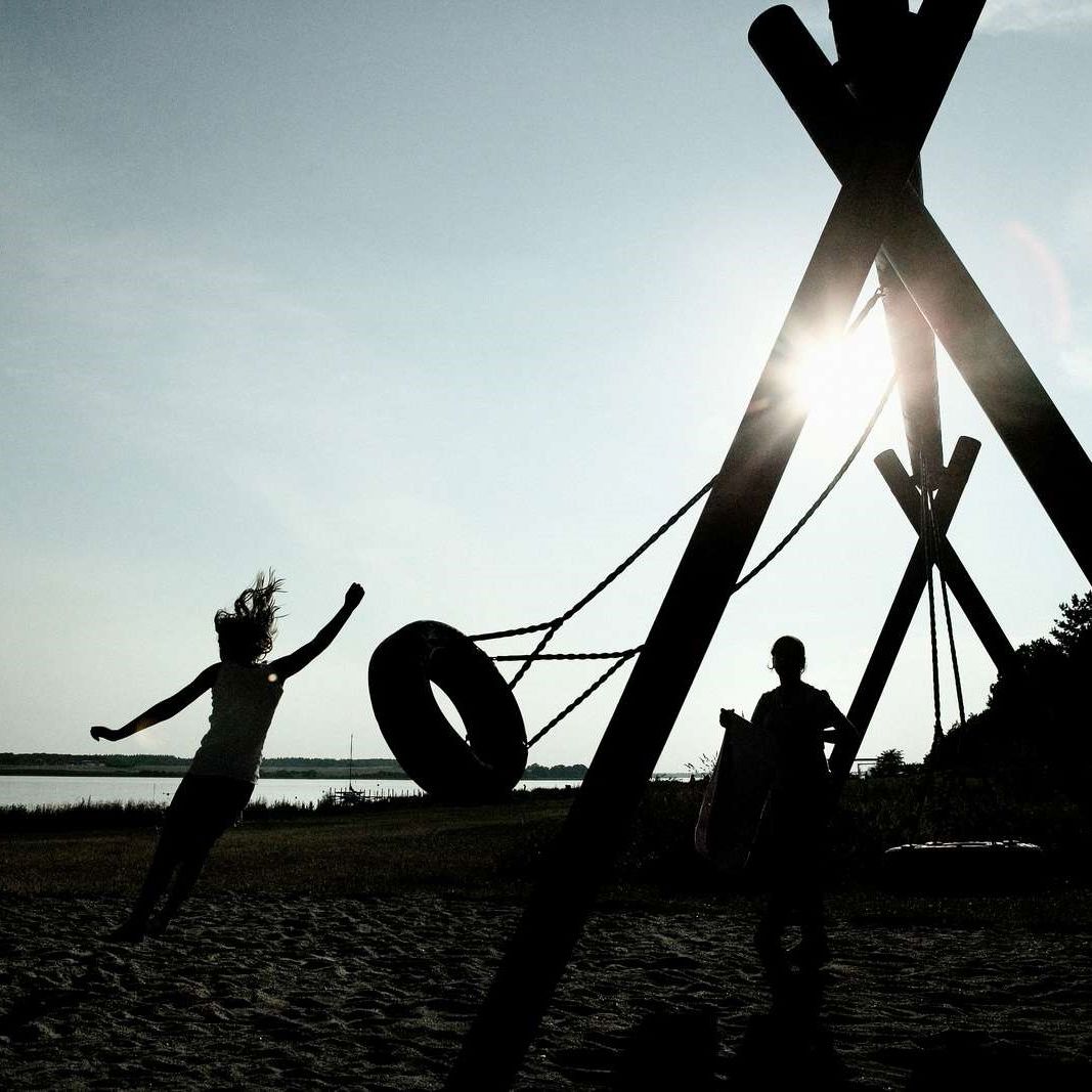 Børn der leger på legeplads