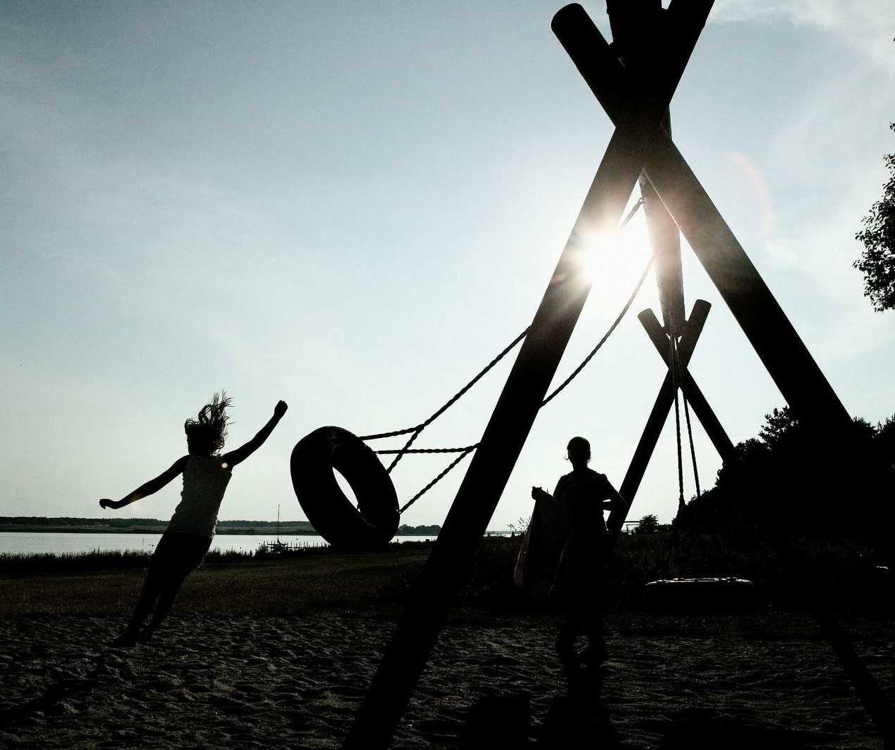 Børn der leger på legeplads