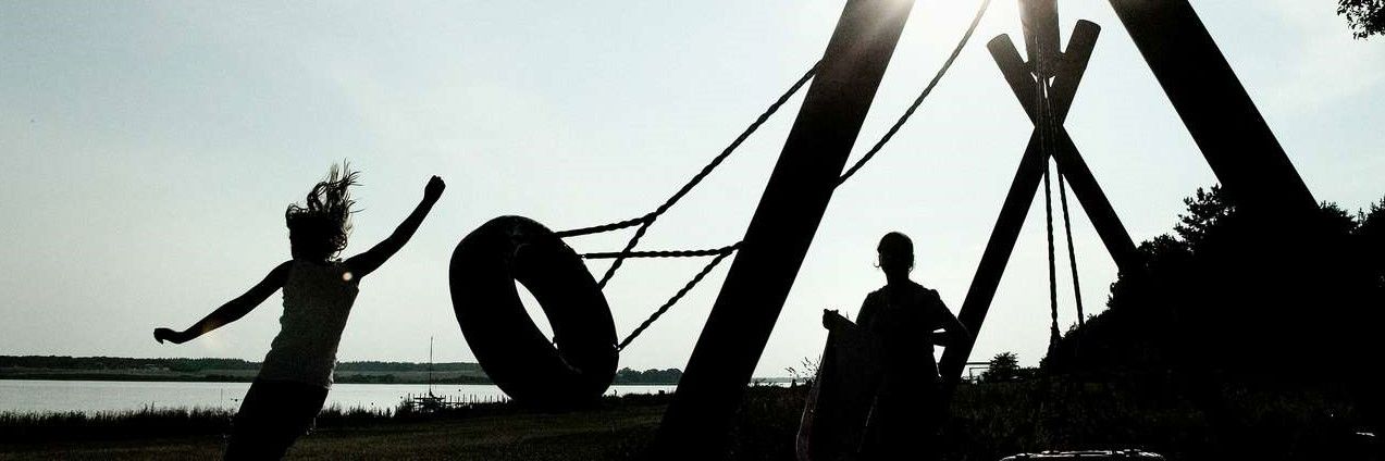 Børn der leger på legeplads