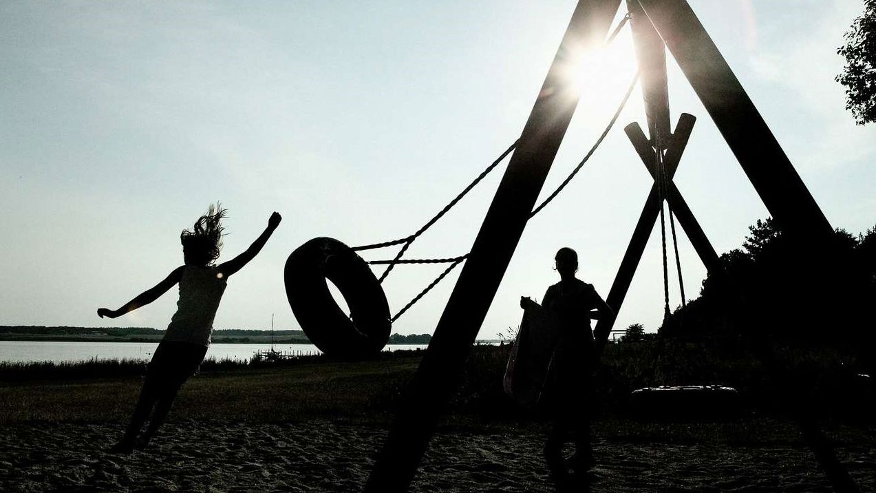 Børn der leger på legeplads