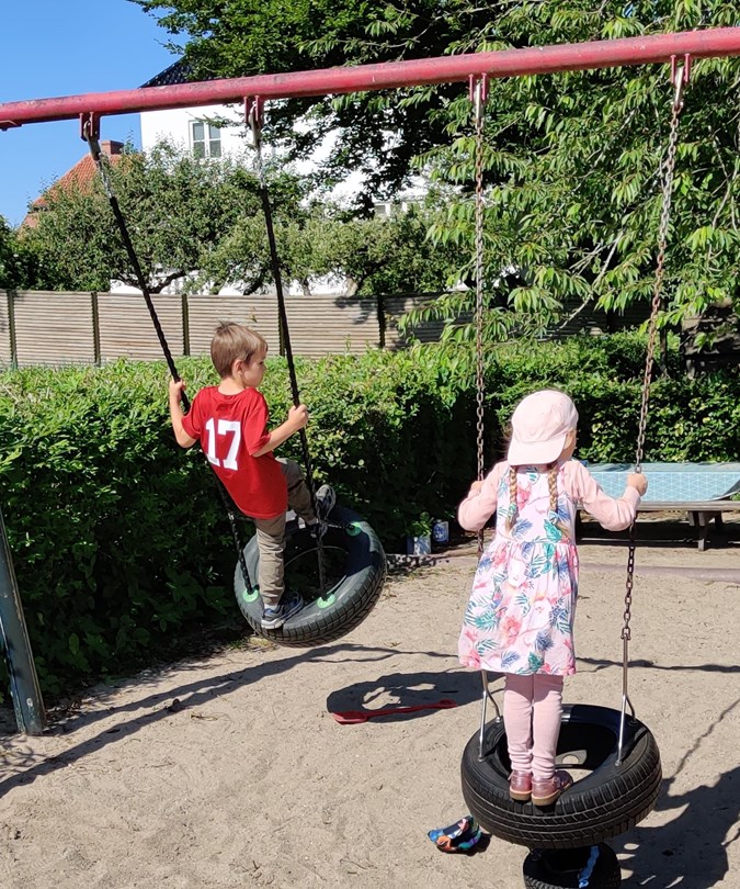 Børn der leger på legeplads