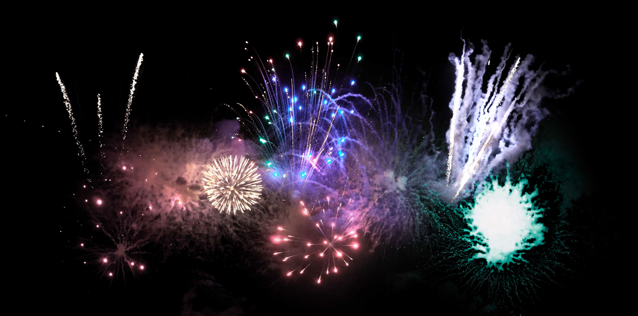 Fyrværkeri på nattehimlen