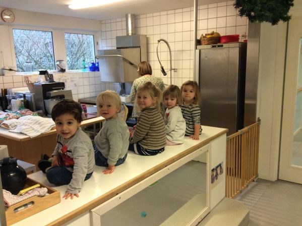 Børn i køkken - Solgården Vuggestue