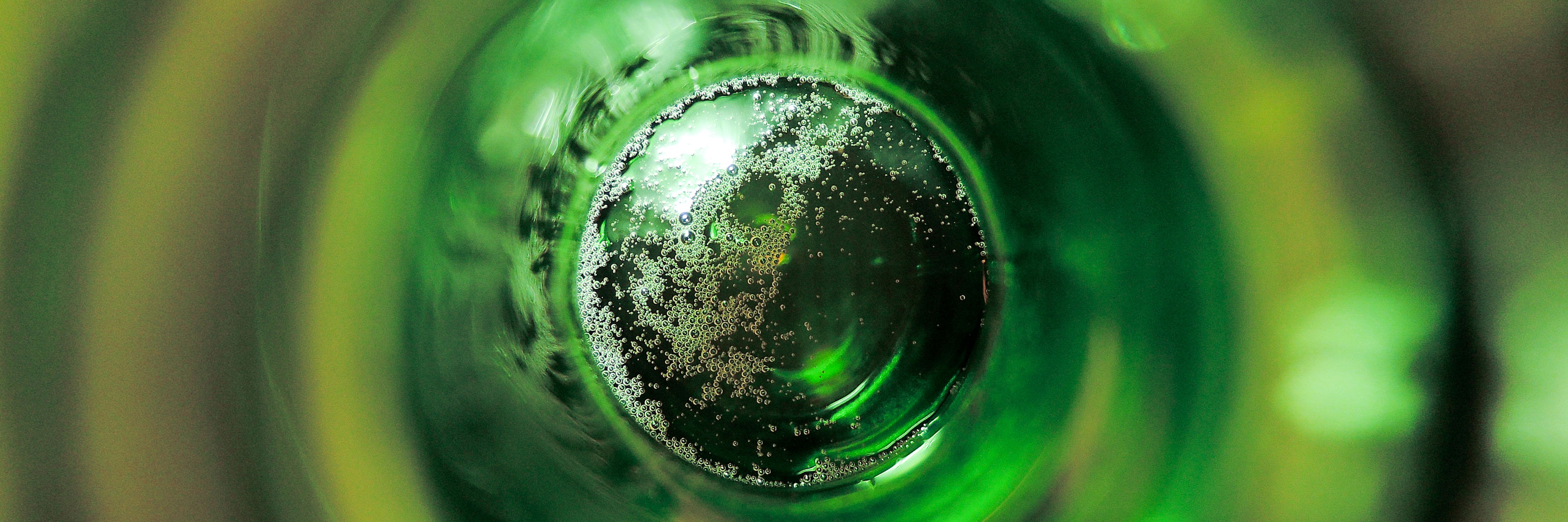 Ølflaske set fra oven