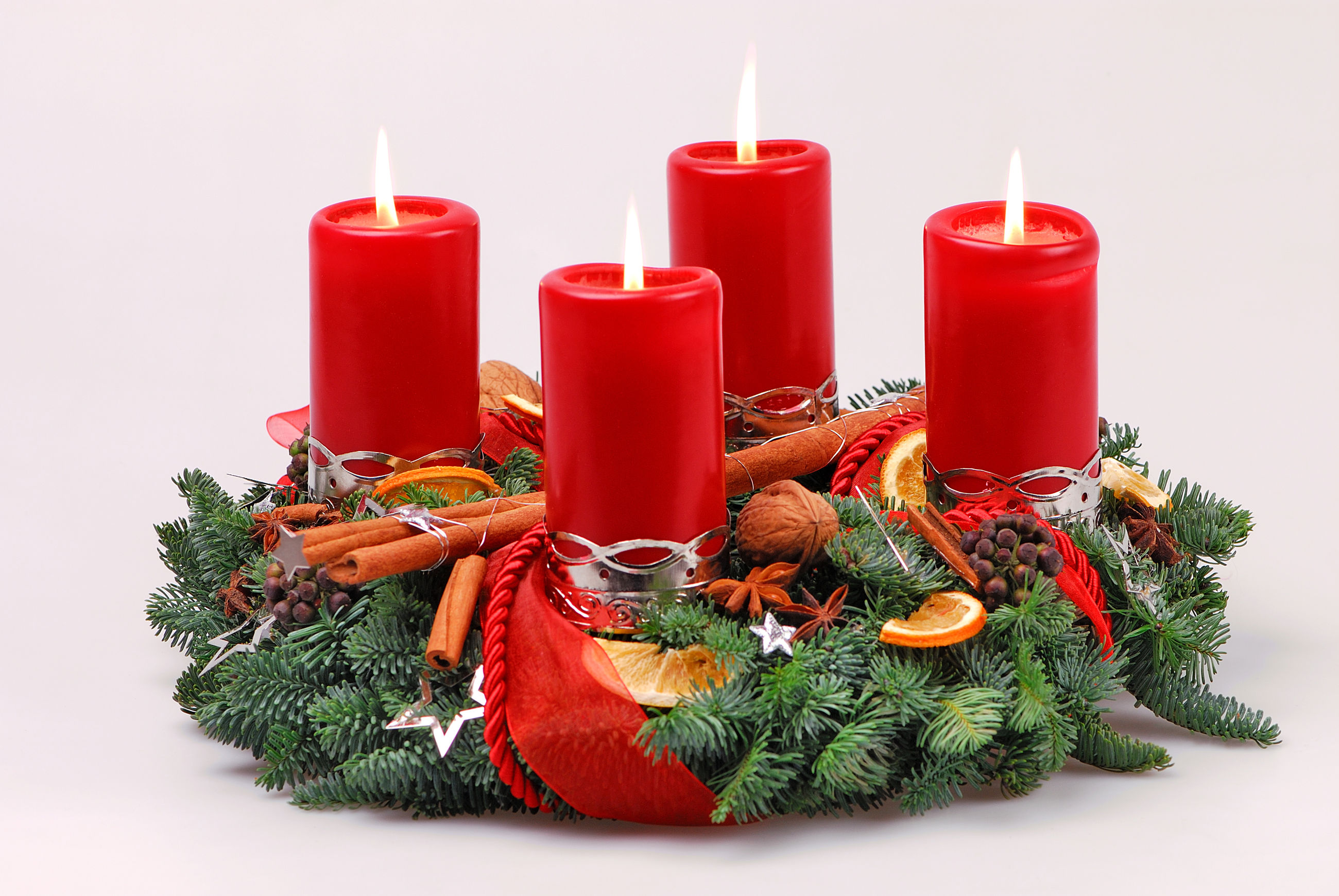 Adventskrans med røde lys og pynt