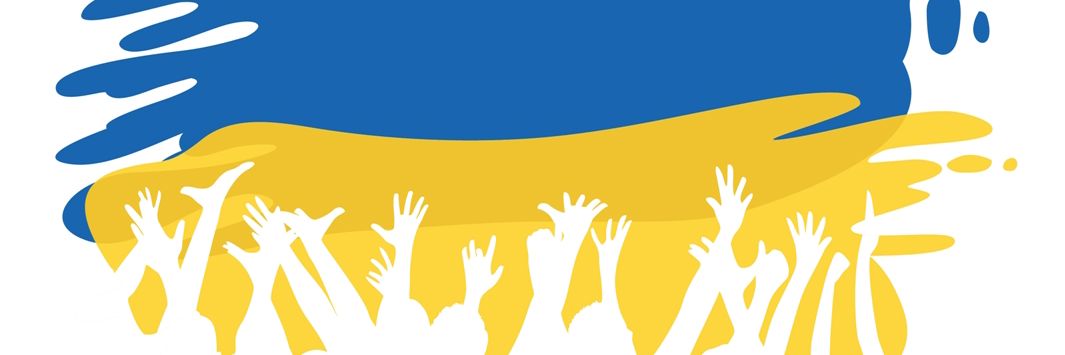 Ukrainsk flag med en masse hænder, der rækker op efter det.