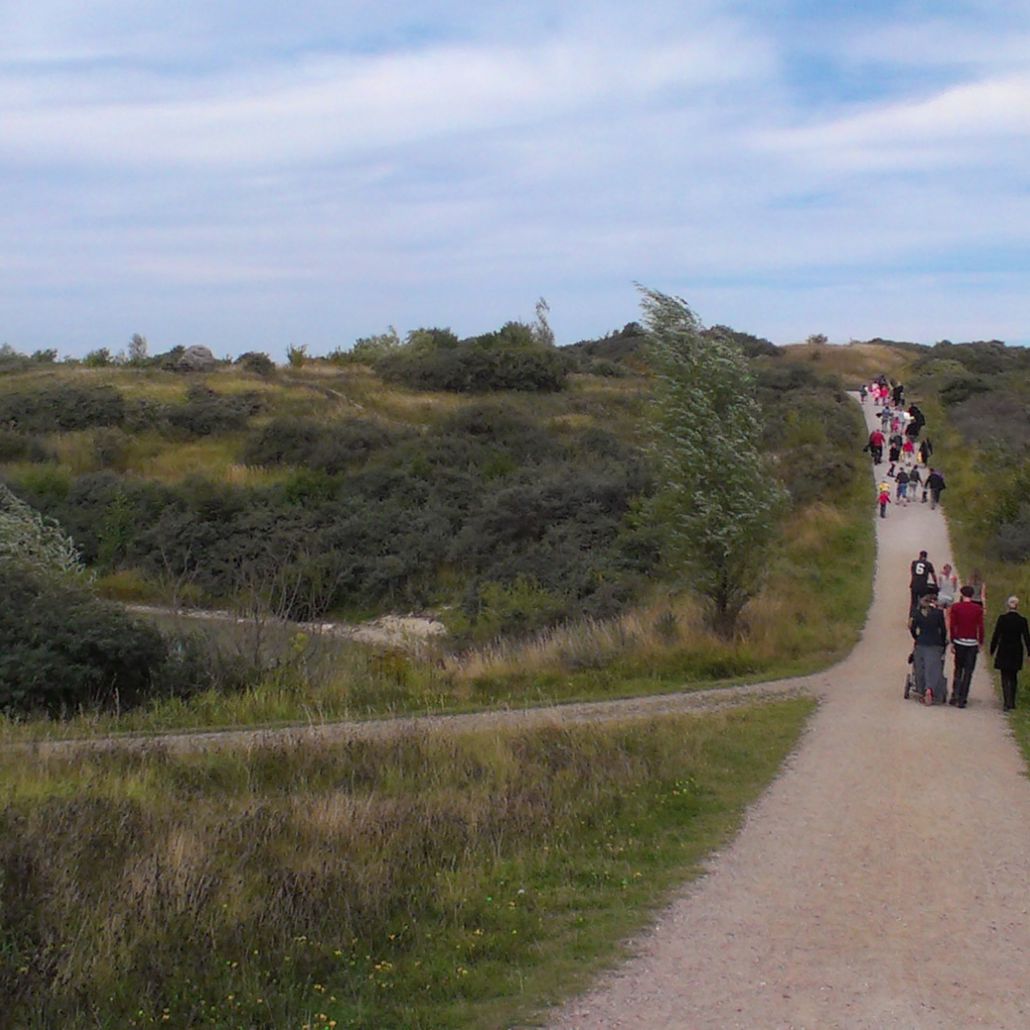 Folk går tur i Hedeland