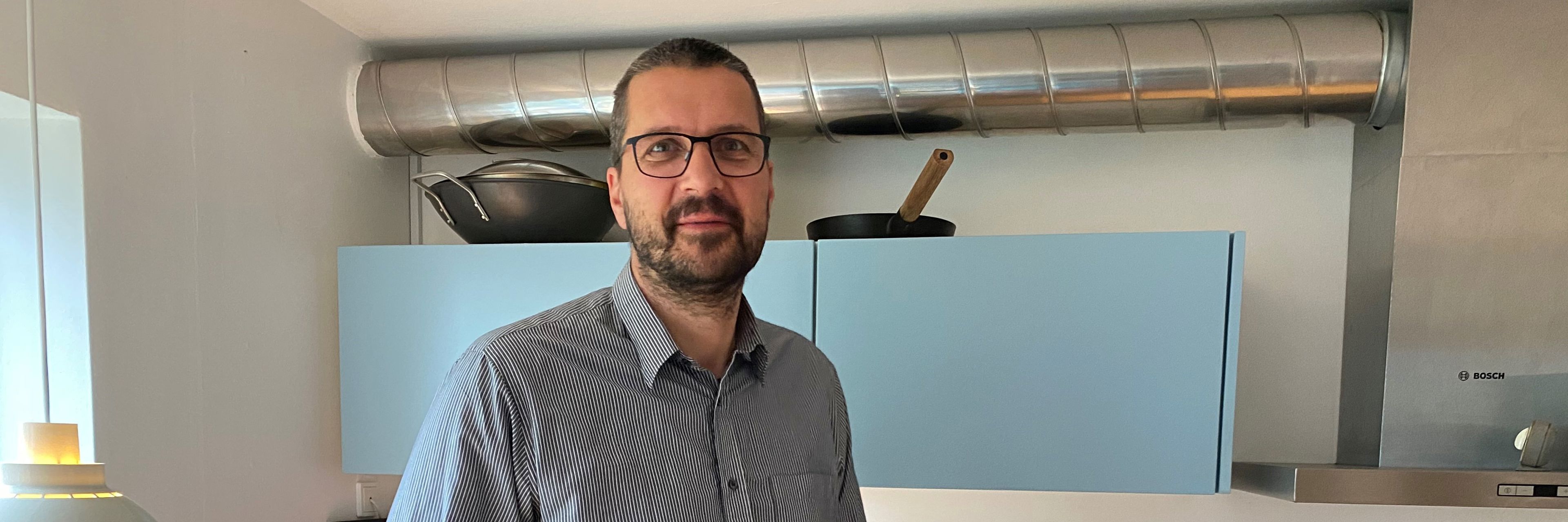 Peter Henningsen står foran sit nye (gamle) genbrugskøkken.