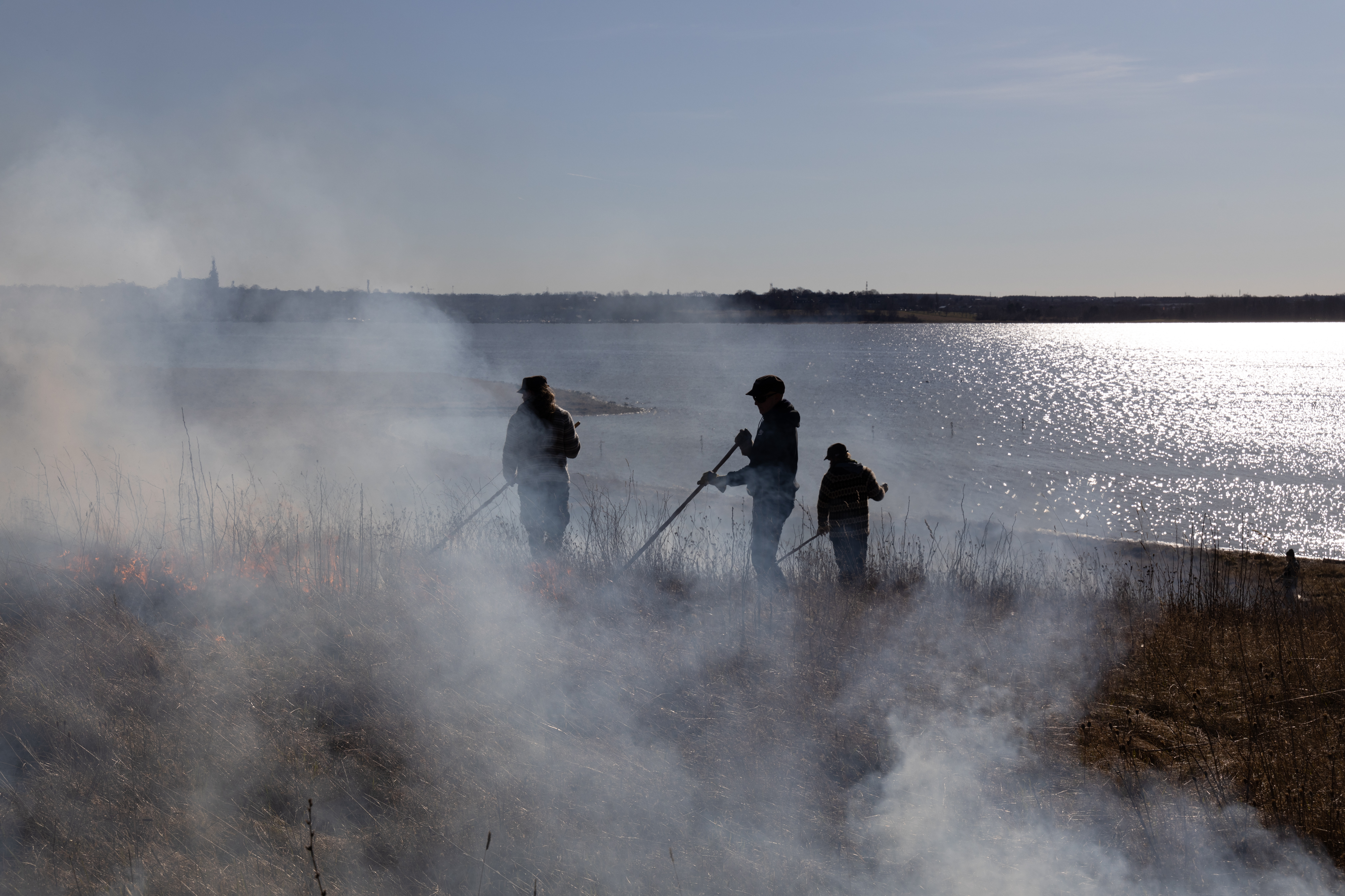 Afbrænding ved Vigen Strandpark med udsigt over fjorden og domkirken. 