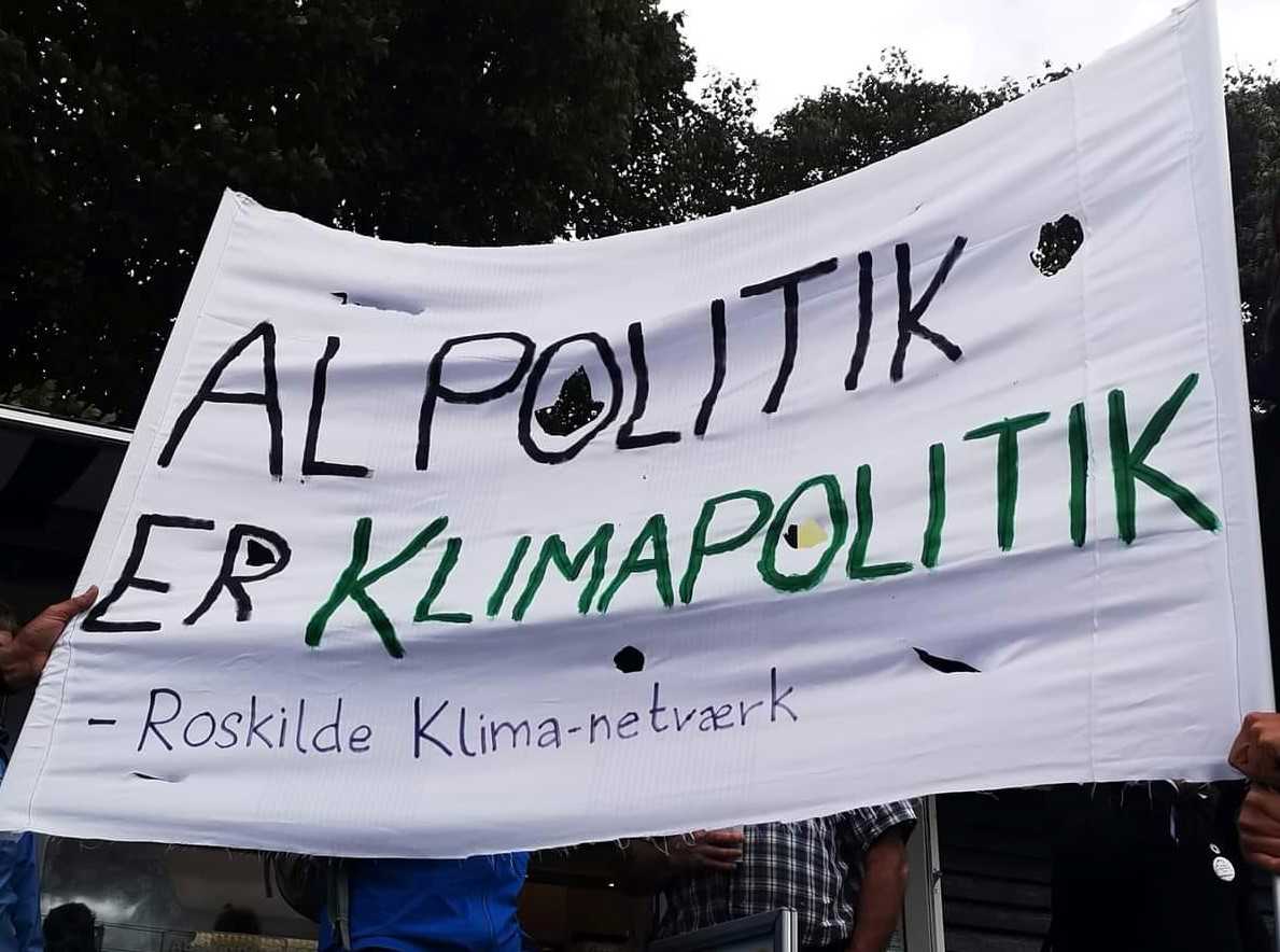 Banner fra Roskilde Klimanetværk: Al politik er klimapolitik