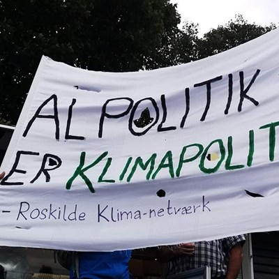 Banner fra Roskilde Klimanetværk: Al politik er klimapolitik