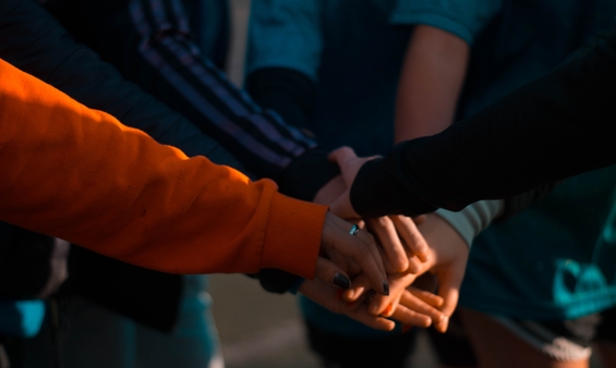 Mange hænder samlet