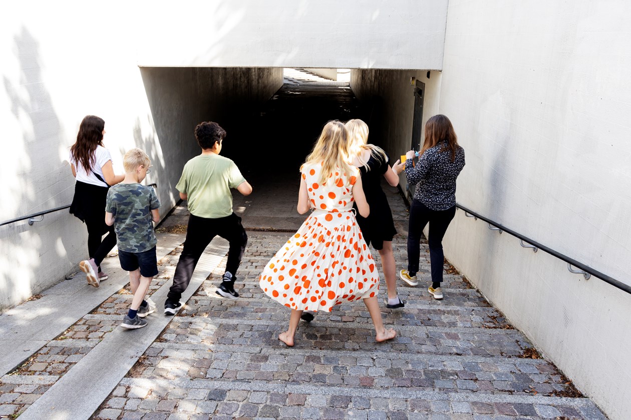 En gangtunnel kan sagtens blive til et kunstværk. Her danser børn fra Østervangsskolen