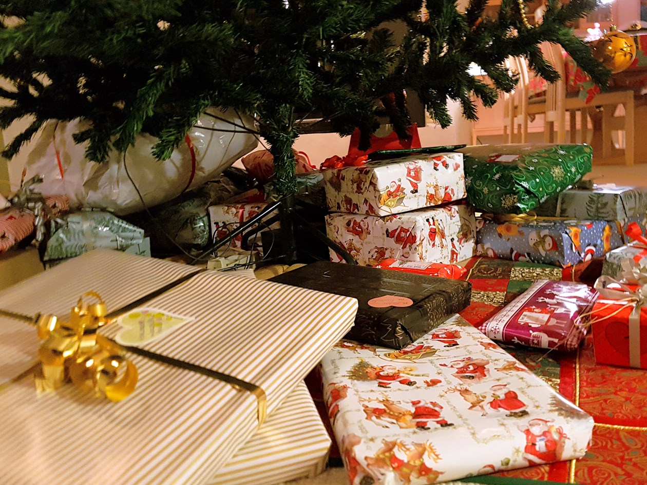 Pakker under juletræ