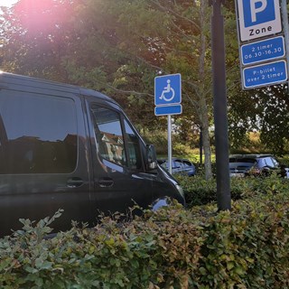 Handicapbil på handicapparkering