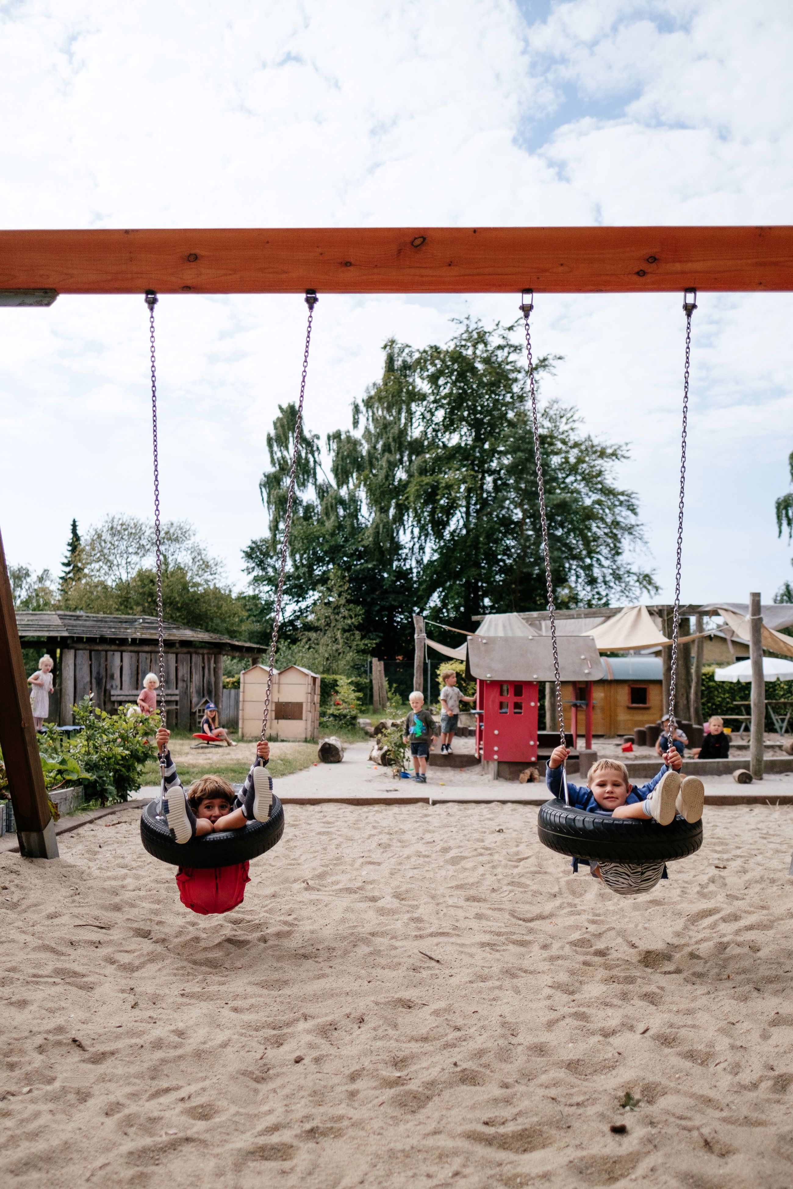 Børn i gynger