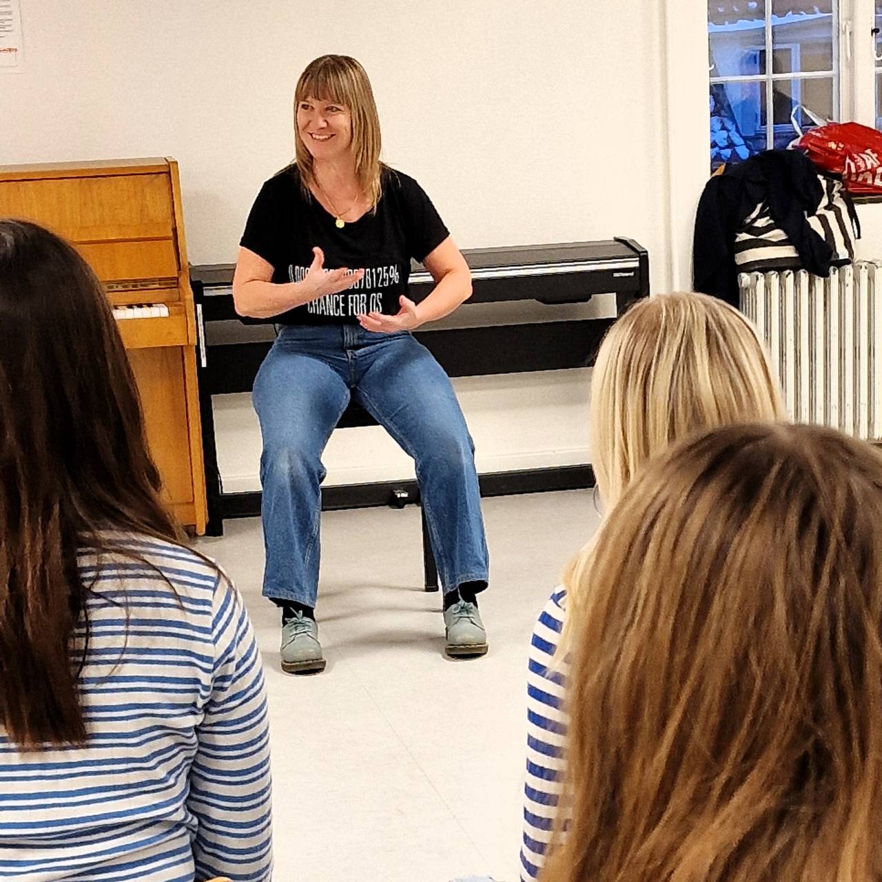 Camilla Tiedt Frith har korets opmærksomhed, når hun træner sangermusklerne