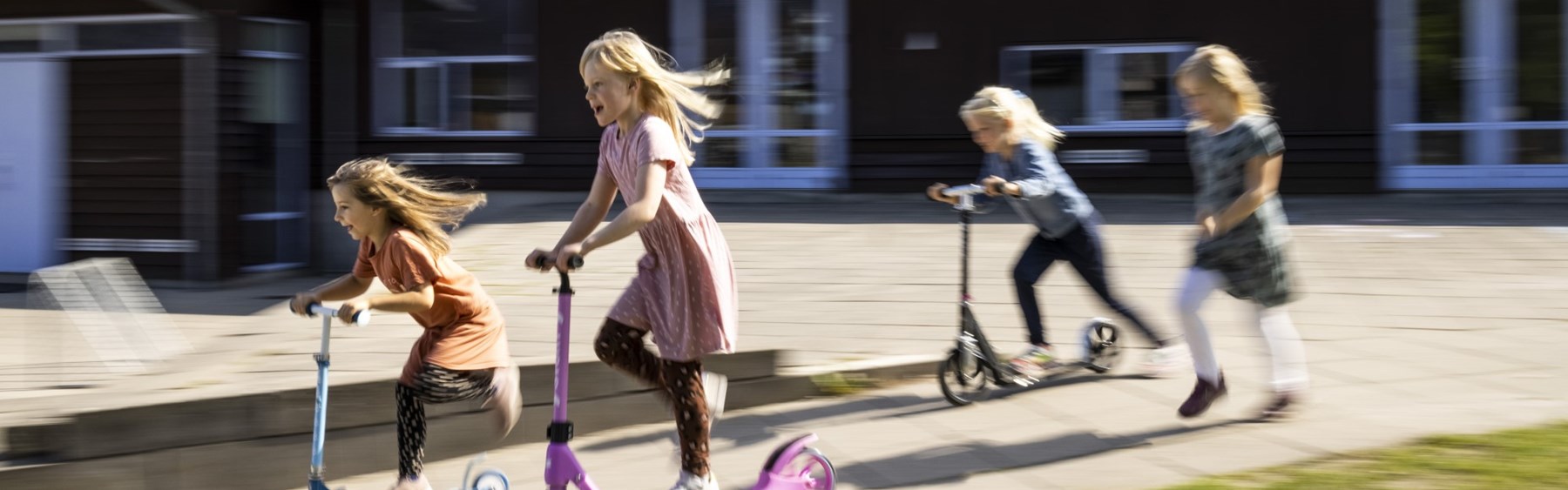 Børn fra Tjørnegårdskolen på løbehjul
