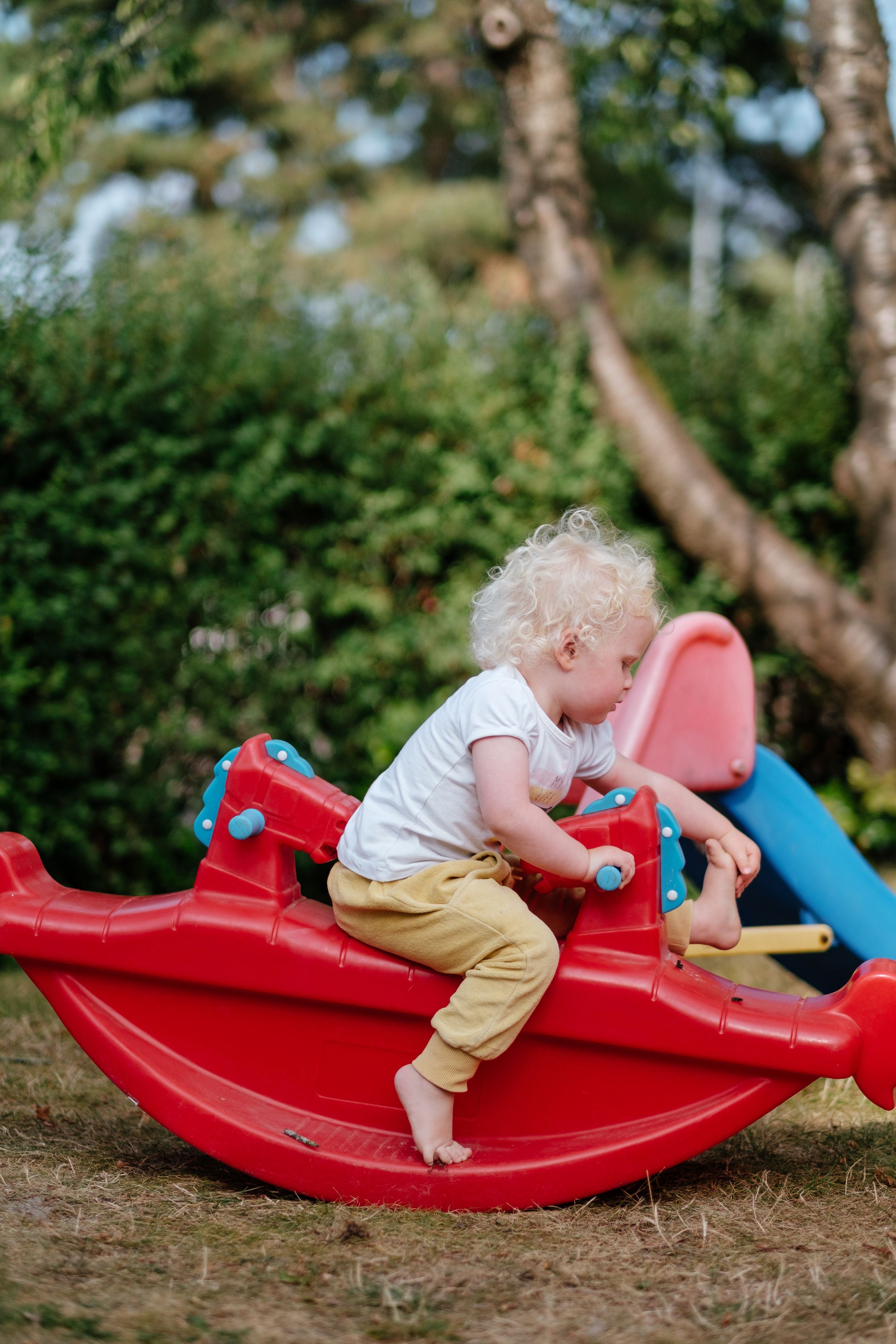 barn i vippelegetøj