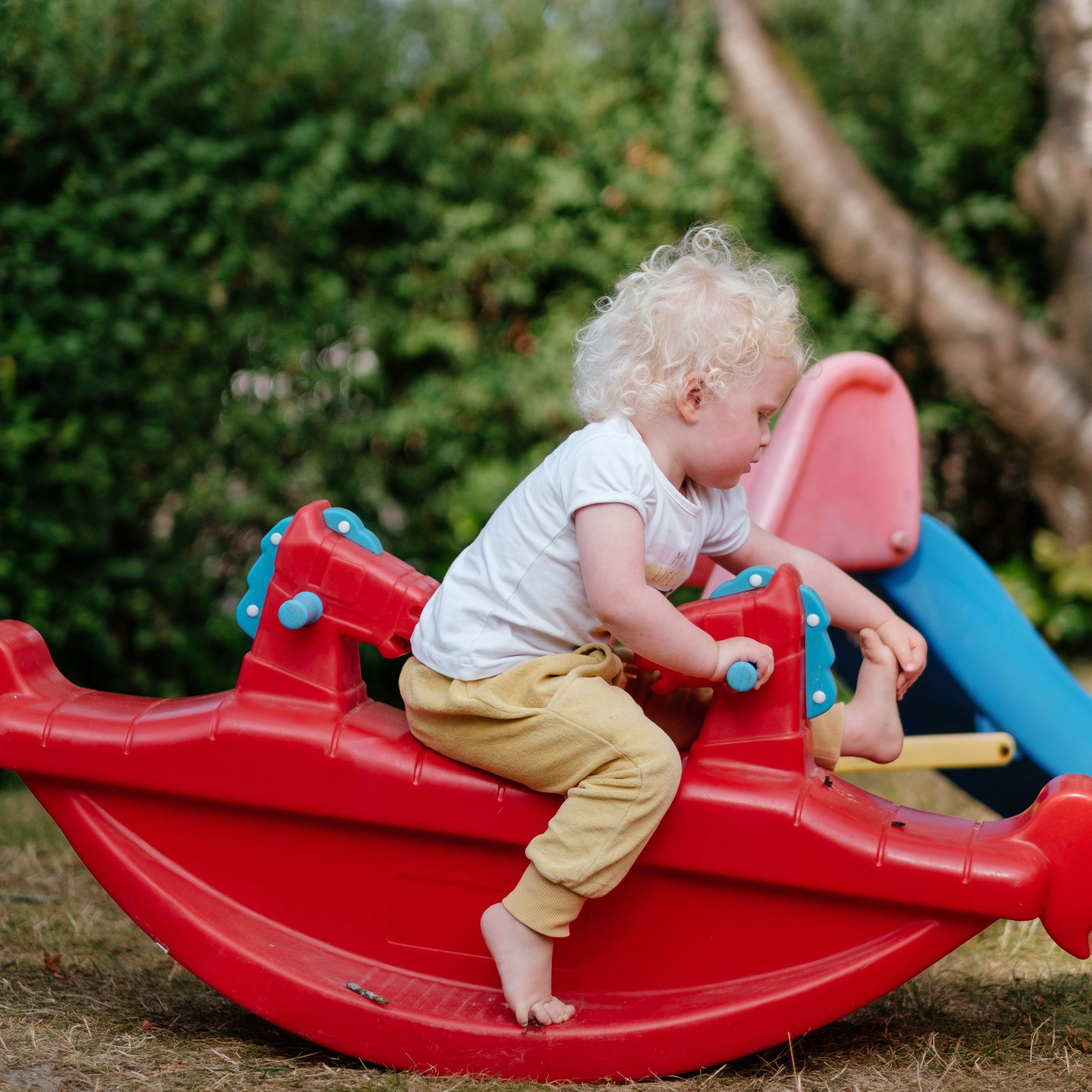 barn i vippelegetøj