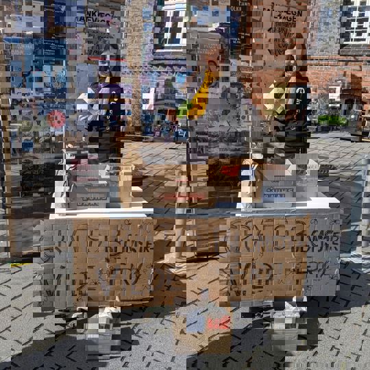 Frivillige fra UngEnergi Roskilde deler vilde blomsterfrø ud på Stændertorvet.