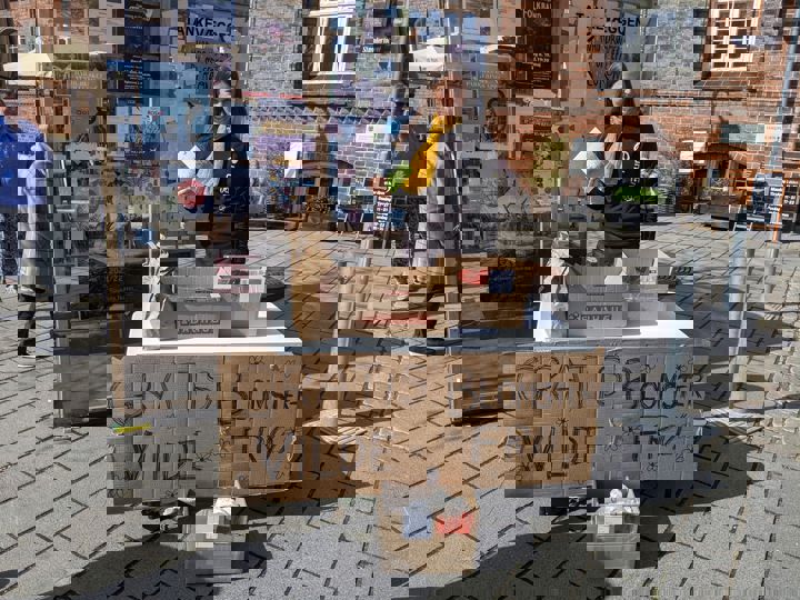 Frivillige fra UngEnergi Roskilde deler vilde blomsterfrø ud på Stændertorvet.