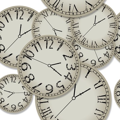 En masse urer med forskellige tal. Nogle af urerne viser almindelige tal, mens andre viser romertal.