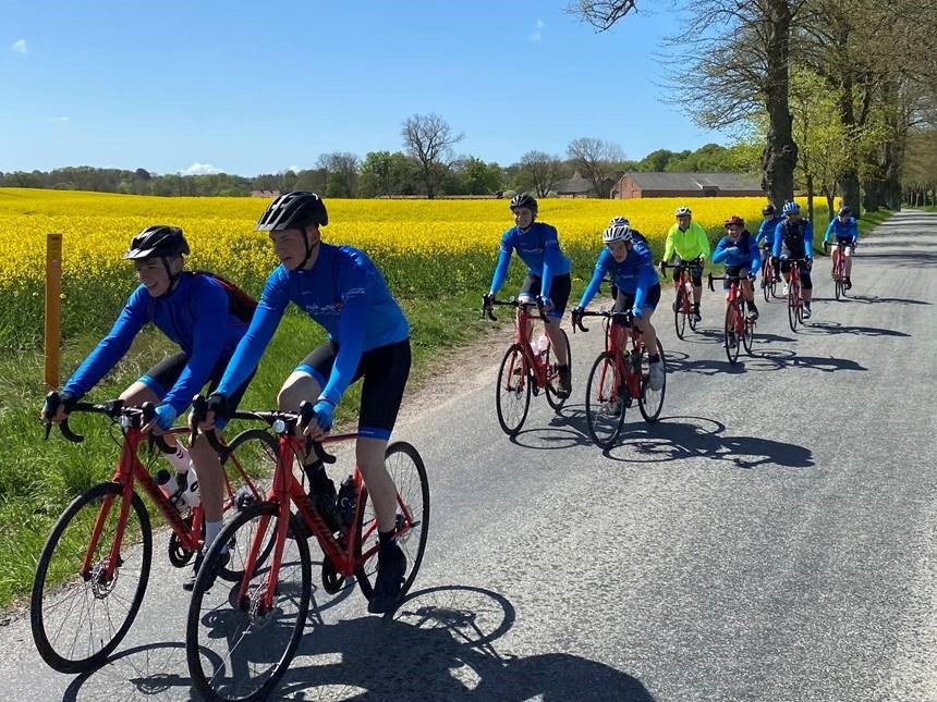 Der ligger mange timers træning på landevejene bag Roskilde Ungdomsskoles cykeltur til Paris 