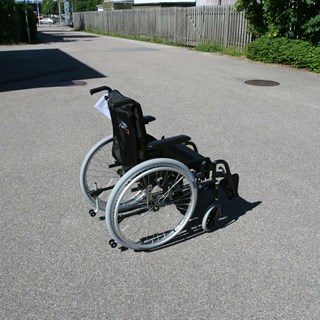 En kørestol uden ejermand.