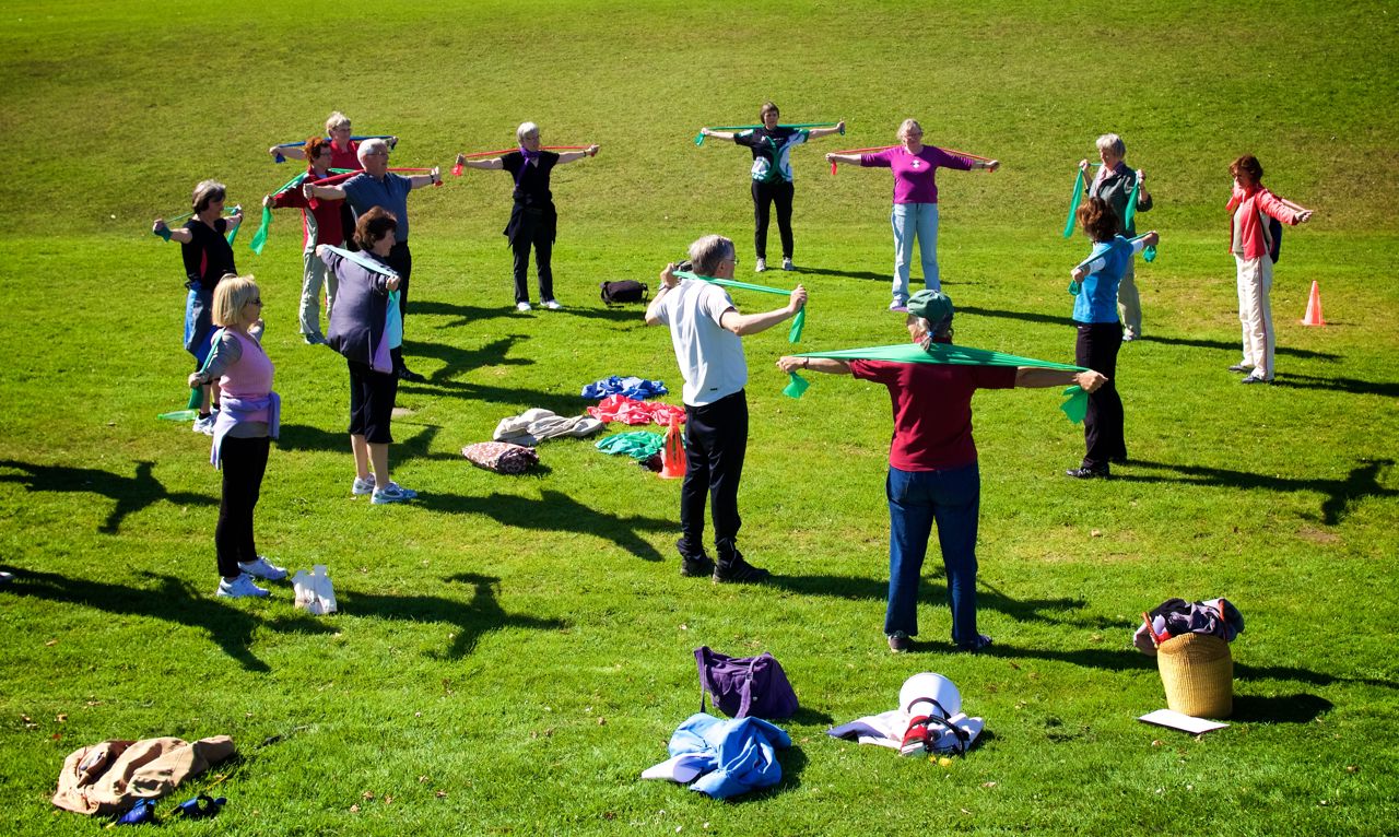 En gruppe mennesker dyrker motion i naturen.