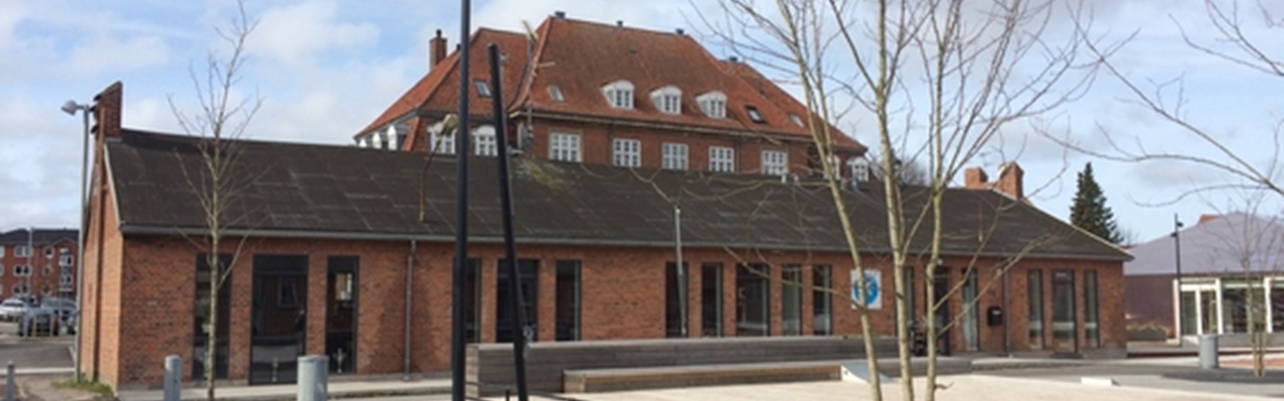 Håndboldklubben Roars facade med nye høje vinduer mod dansepladsen