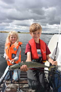 Børn på fisketur.