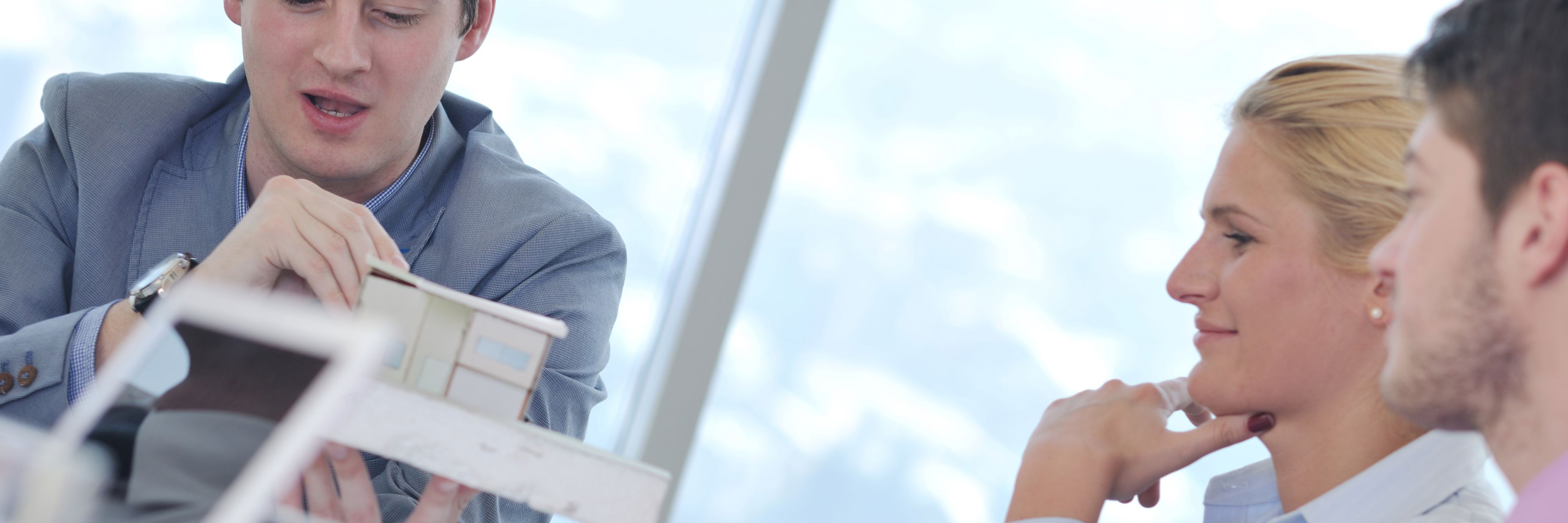 3 personer der sidder i møde