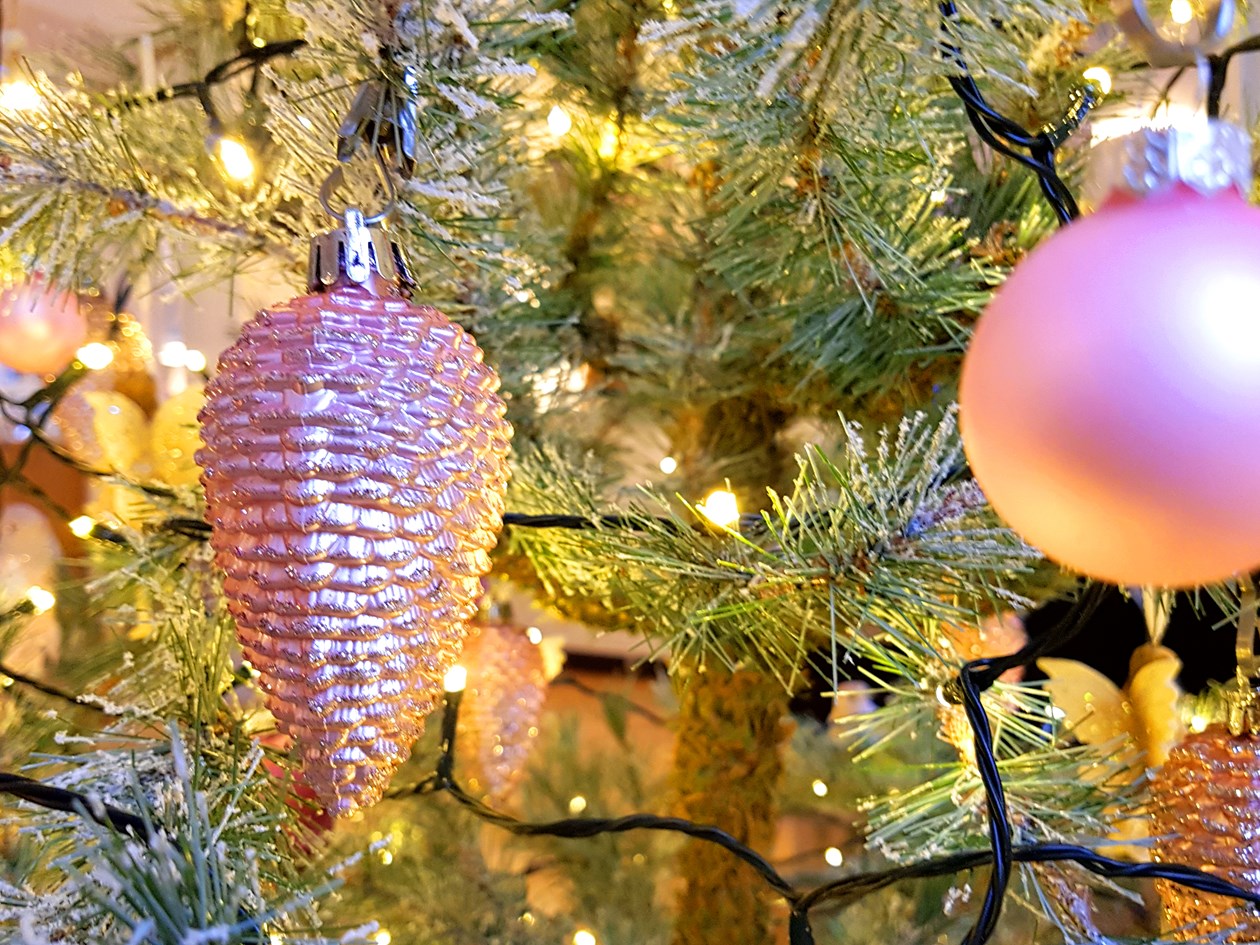 Lyskæde og julekugler på træet