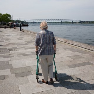 Ældre borger går med rollator