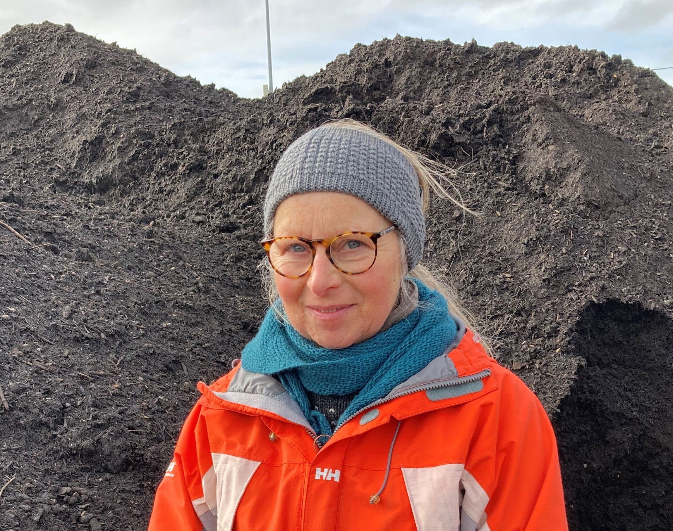 Helle Ernst foran kompostjorden