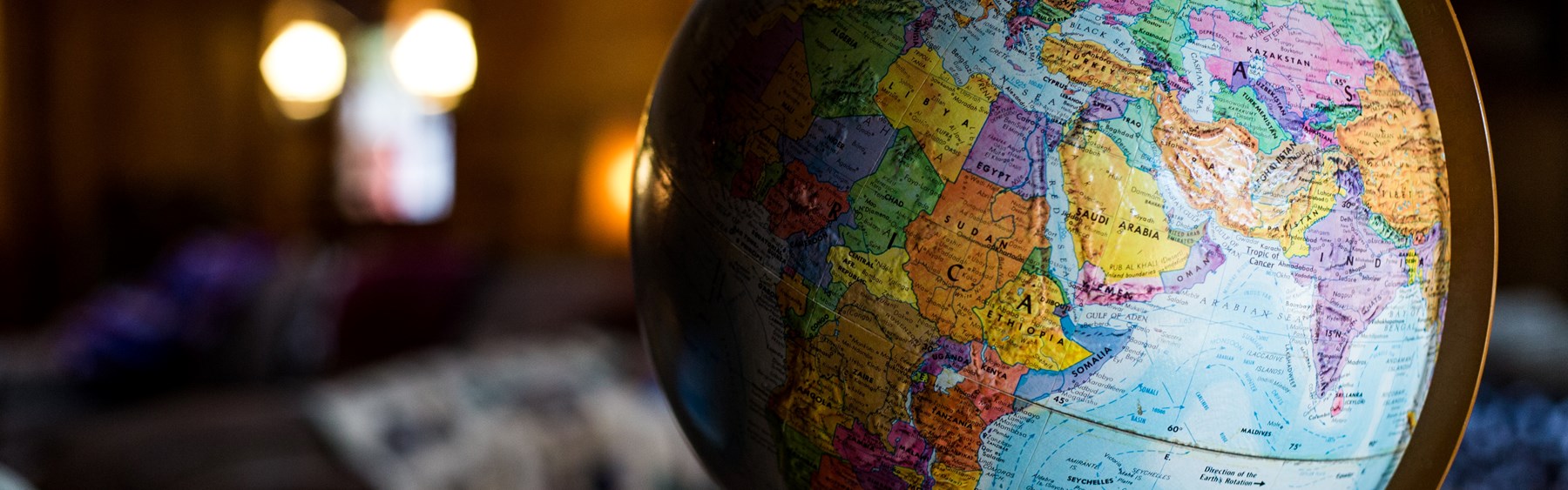 Globus, der står på et bord. Globussen viser mest Afrika.