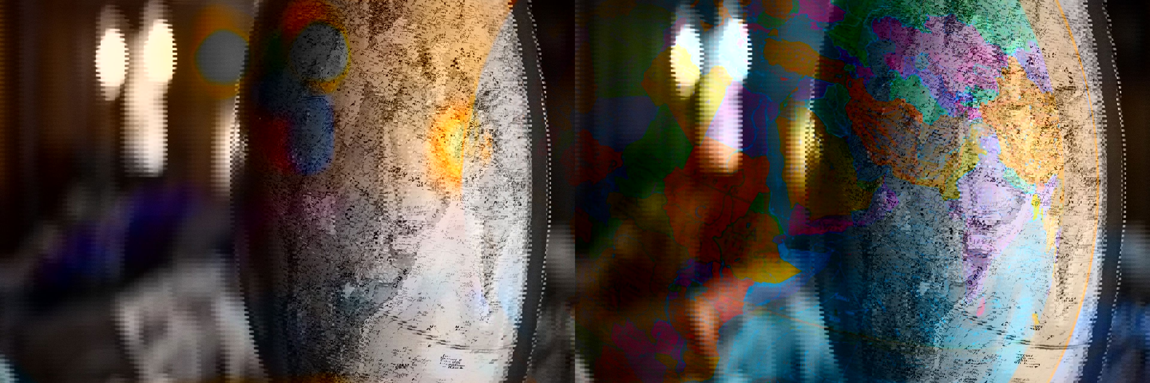 Globus, der står på et bord. Globussen viser mest Afrika.