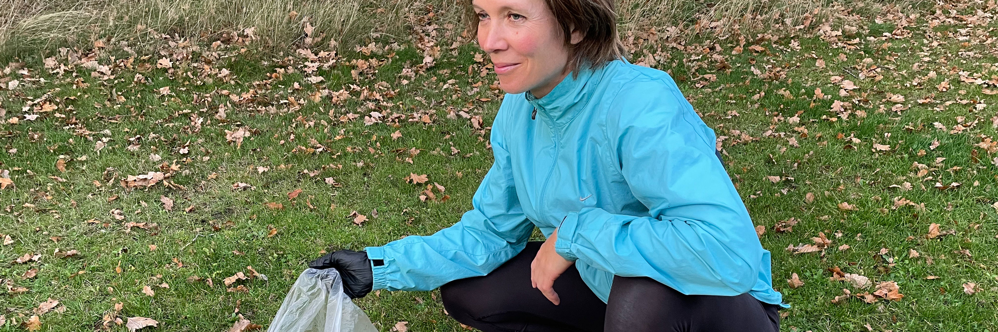 Christine Christiansen viser sit indsamlede affald